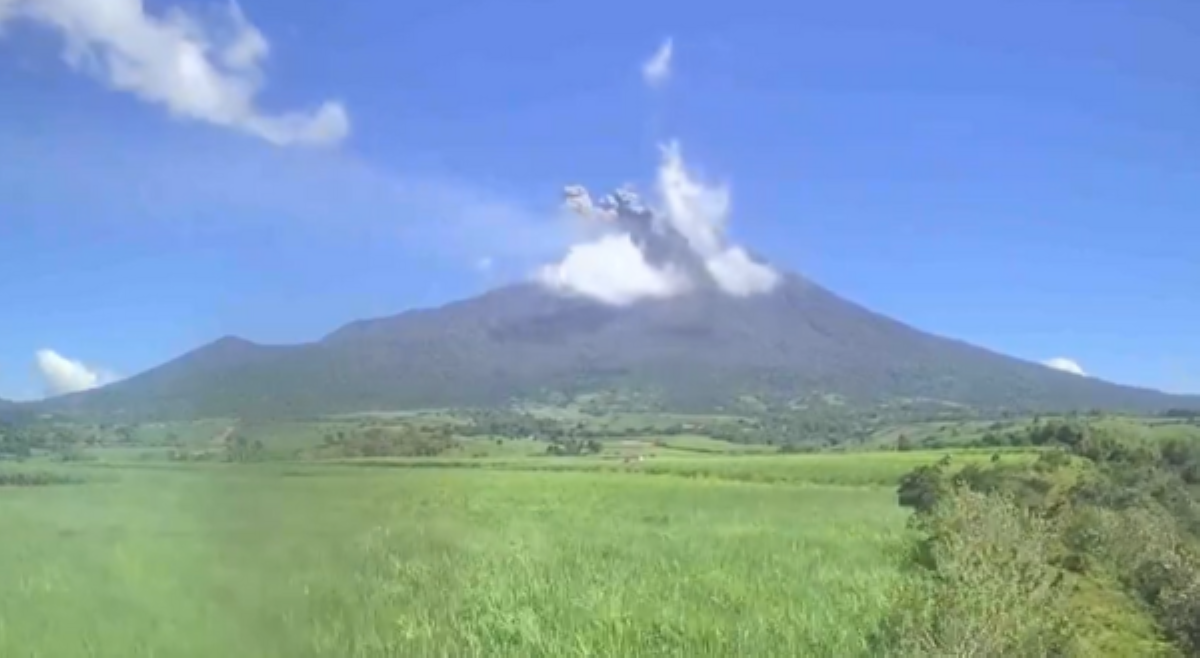 Bulkang Kanlaon, patuloy na nagbubuga ng abo; nasa Alert Level 3 pa rin