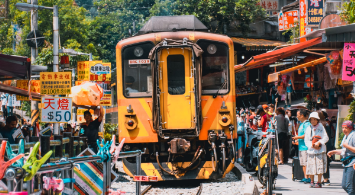 Pinay tourist sa Taiwan, nabangga ng tren habang nagpipicture