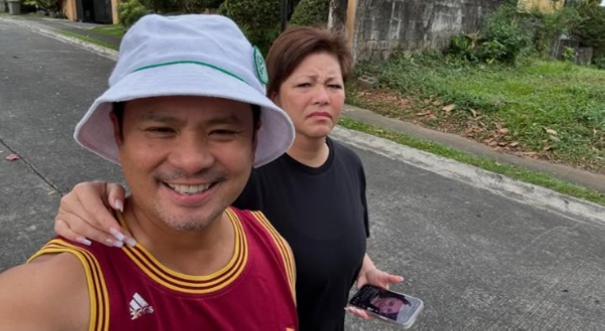 'She is so happy!' Mukha ni Regine habang naglalakad kasama si Ogie, kinaaliwan