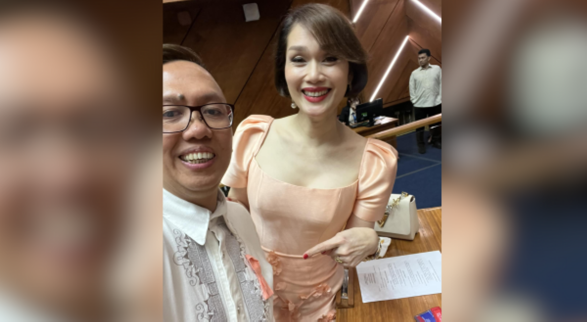 Rep. Cenda&ntilde;a, flinex suot na &lsquo;peach&rsquo; ribbon habang kasama si Rep. Roman sa Kamara