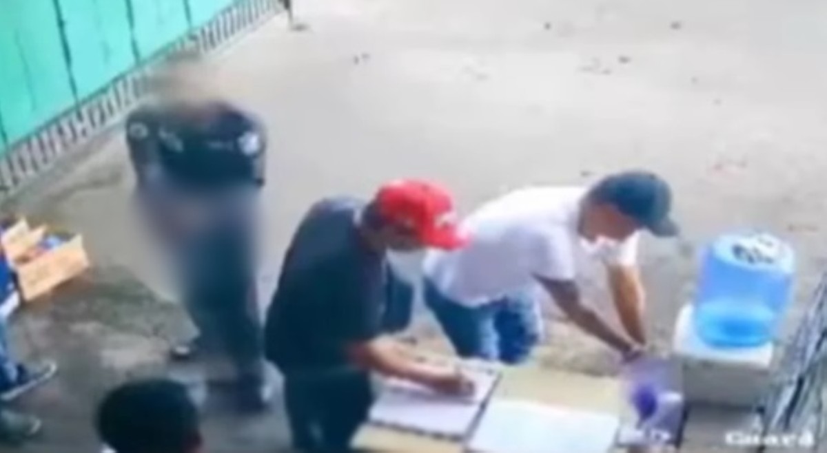 Sekyu namaril ng kasamahang late dumating sa trabaho