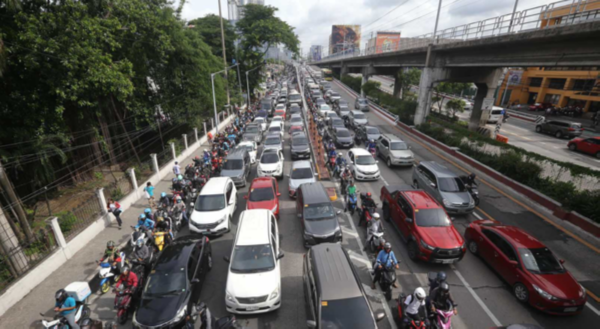 Mga dadaang 'private cars' sa EDSA, balak pagbayarin<b>&mdash;DILG</b>