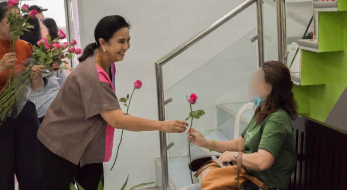 Pamilya Robredo, namigay ng rosas sa mga babaeng empleyado ng Naga City Hall