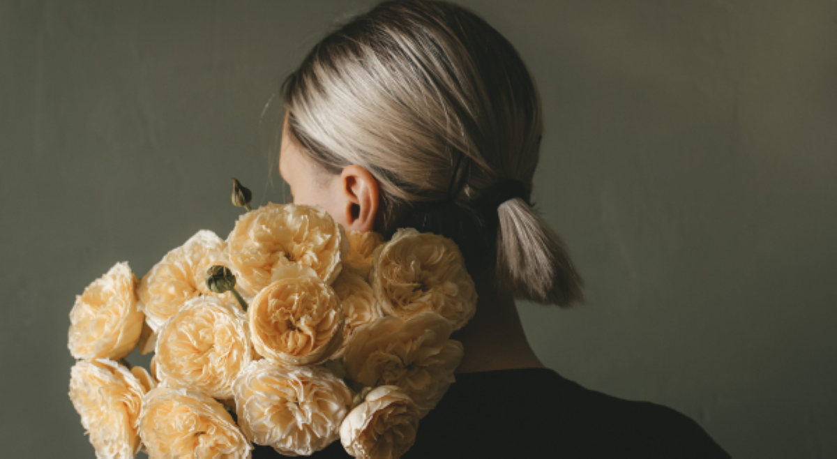 Babae, nagpadala ng sariling bulaklak sa pinagtatrabahuhan niya para kunwari may admirer