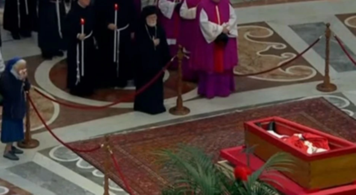 &lsquo;Pagluluksa ng kaibigan&rsquo;: Madre, nagdalamhati malapit sa kabaong ni Pope Francis