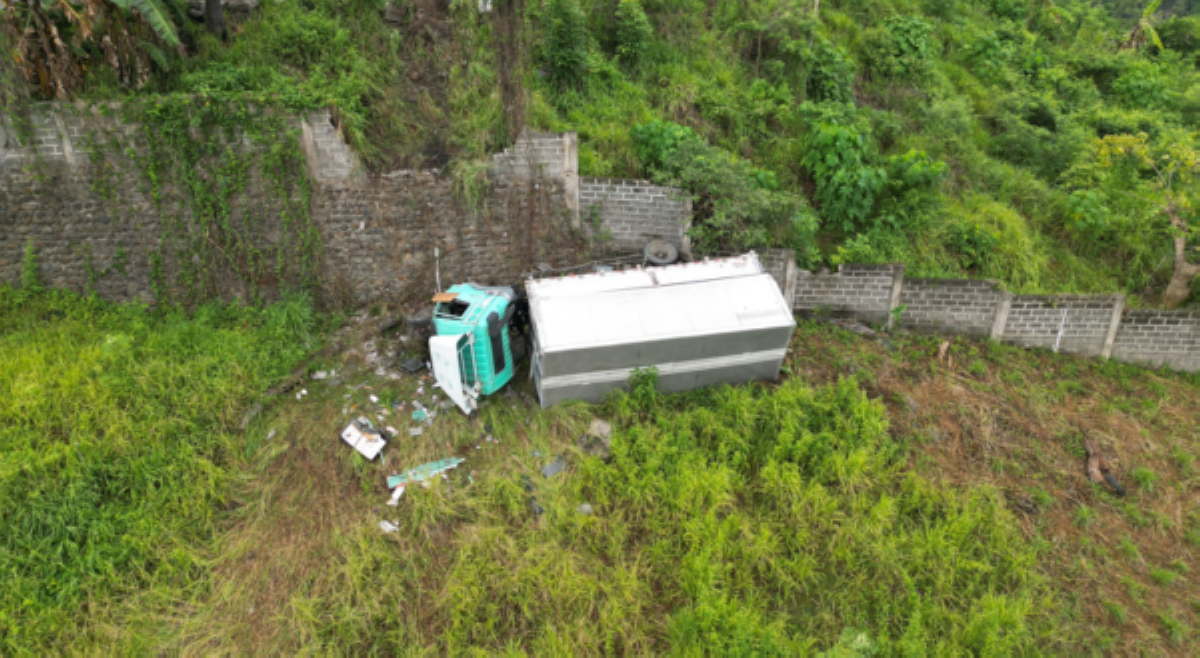 Truck na naghatid ng mga balota sa Bukidnon, nahulog sa bangin; isa patay!