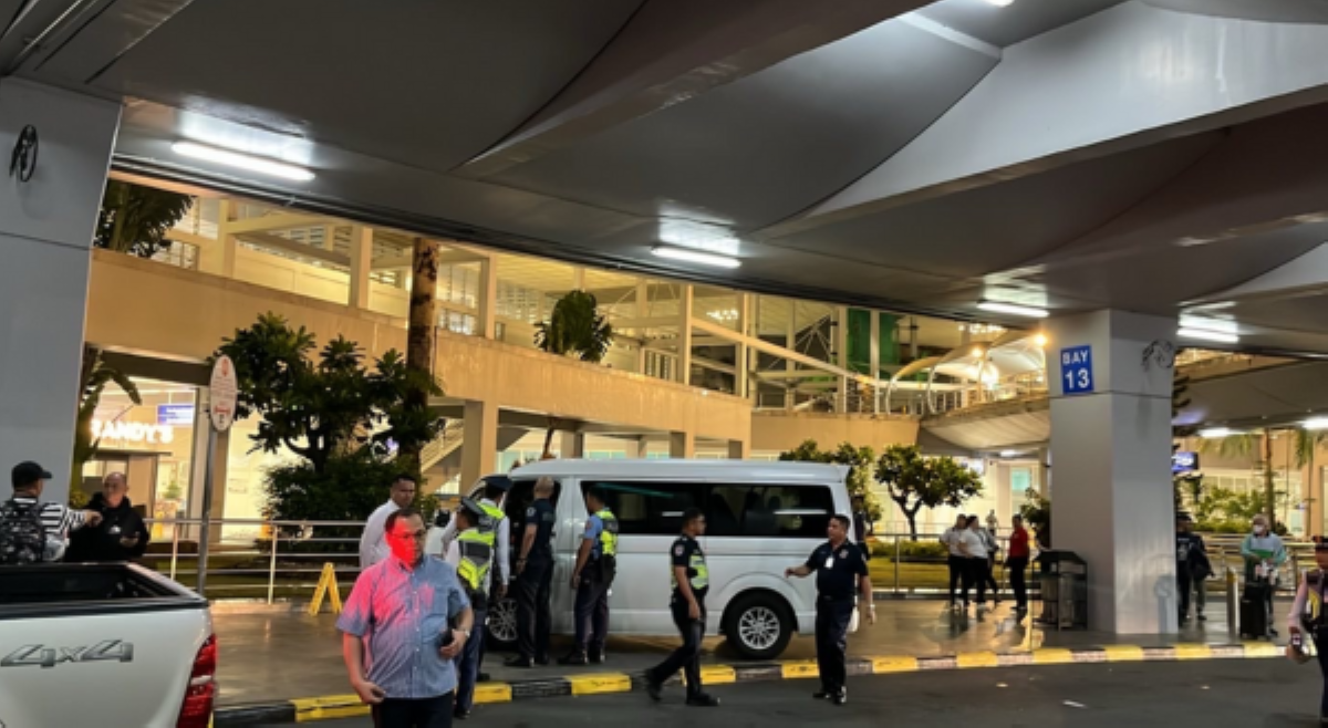 Walang bollard? Van, aksidenteng sumampa sa loading area ng NAIA Terminal 2
