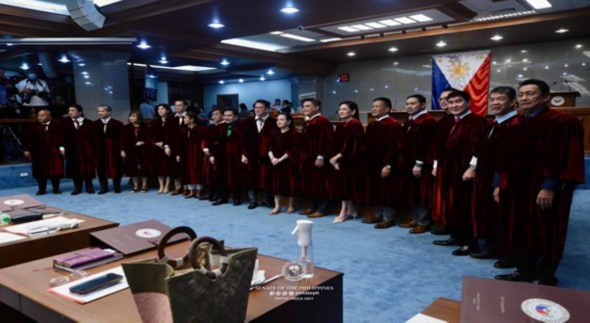 Bakit ba hindi nagsuot ng impeachment robes ang mga senador na ito?