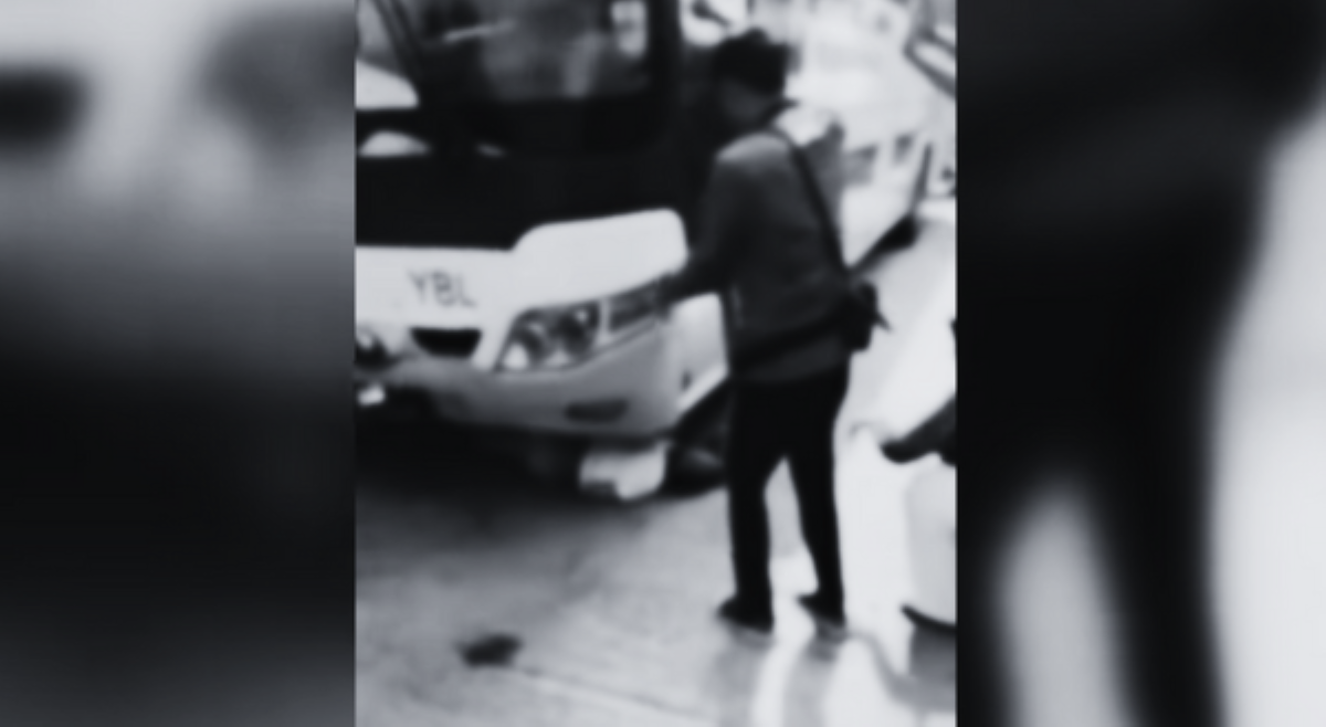 Babaeng, mag-eenroll ng dalawang anak, patay matapos pumailalim sa bus