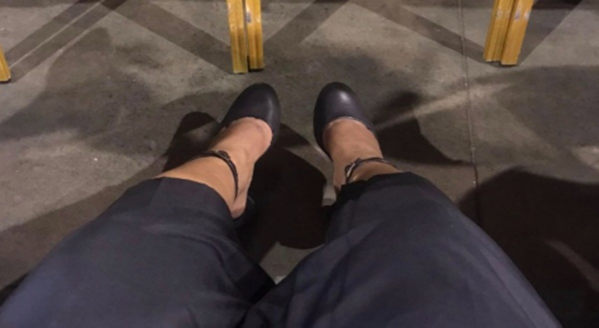Masayang graduation moment ng college student, nasira dahil sa 'black shoes'