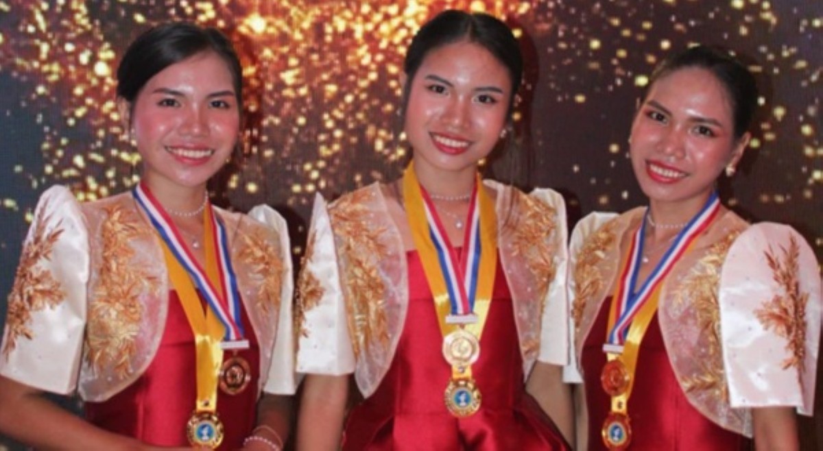 Tripleng tagumpay! Identical triplets, magna cum laude sa degree program nila