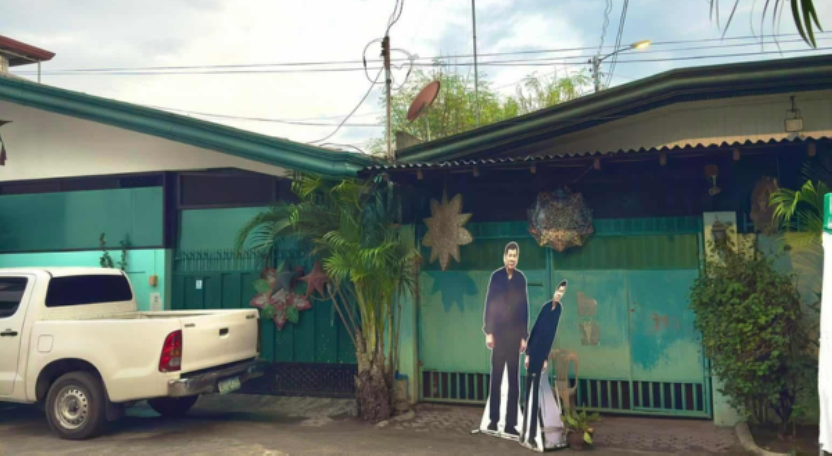 'Anyare?' For sale tarpaulin sa bahay ni FPRRD, binaklas na