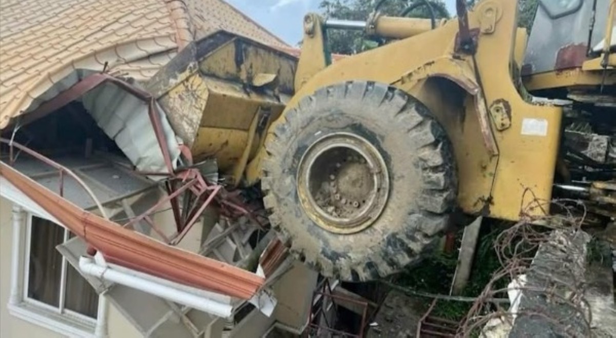 'Literal na akyat-bahay!' Payloader na nawalan ng preno, sumadsad sa bubong ng isang bahay