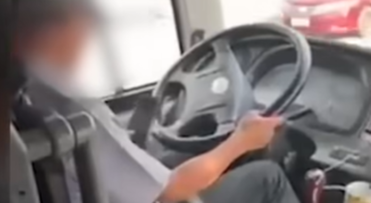 Bus driver na naglalaro ng online sugal habang nagmamaneho, sinuspinde ng LTO!