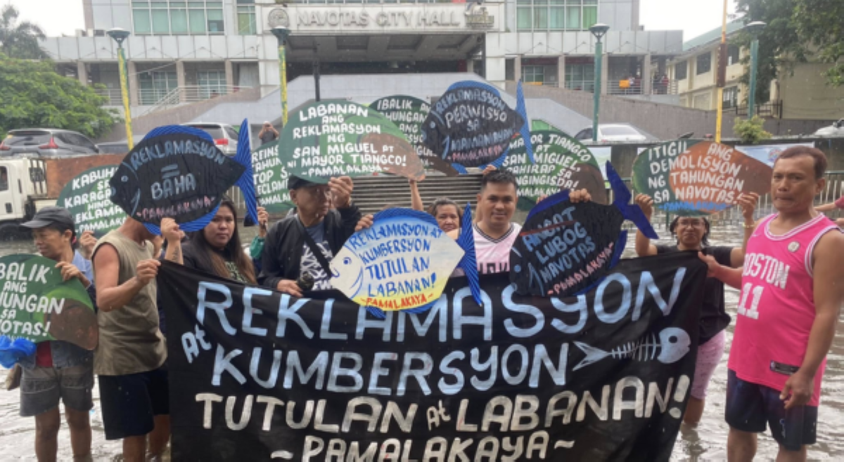 Grupong PAMALAKAYA, lumusong sa baha para magprotesta kontra reklamasyon