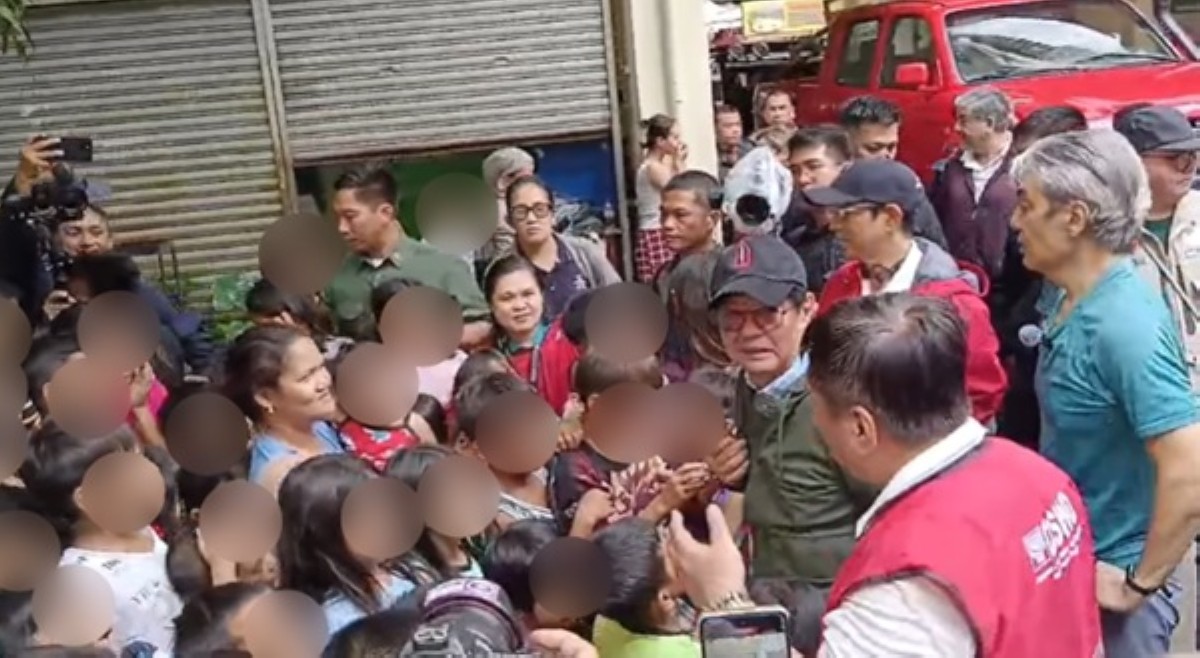 PBBM, kasamang namigay ng food packs, hygiene kits sa isang paaralan sa Navotas City