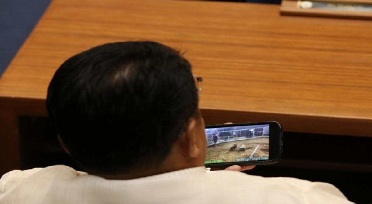 Solon, naispatang nanonood ng online sabong sa sesyon ng HOR