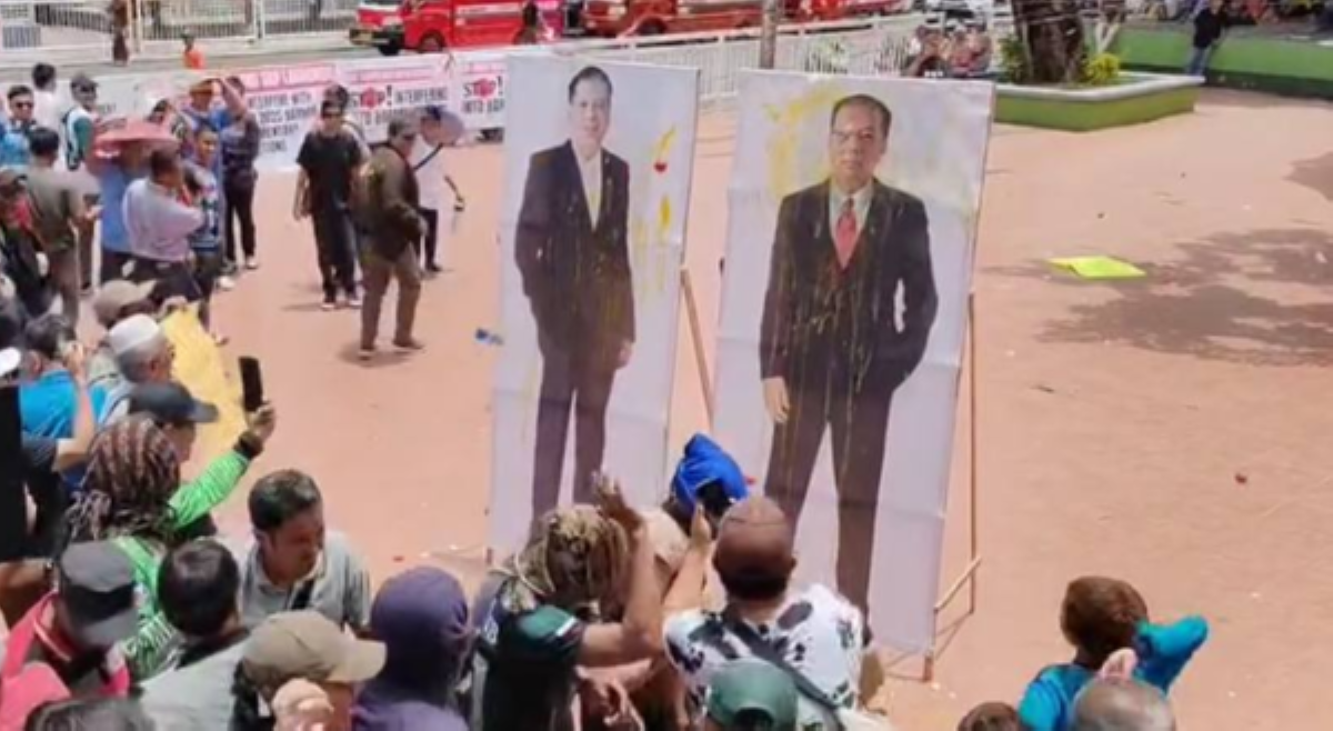 'Sinungaling at manloloko?' Standee nina Sec. Galvez, Lagdameo, pinaulanan ng itlog at kamatis