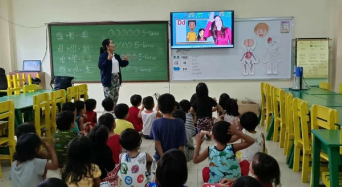 Guro, inoobligang pag-aralin anak ng mga politiko at opisyal sa public schools