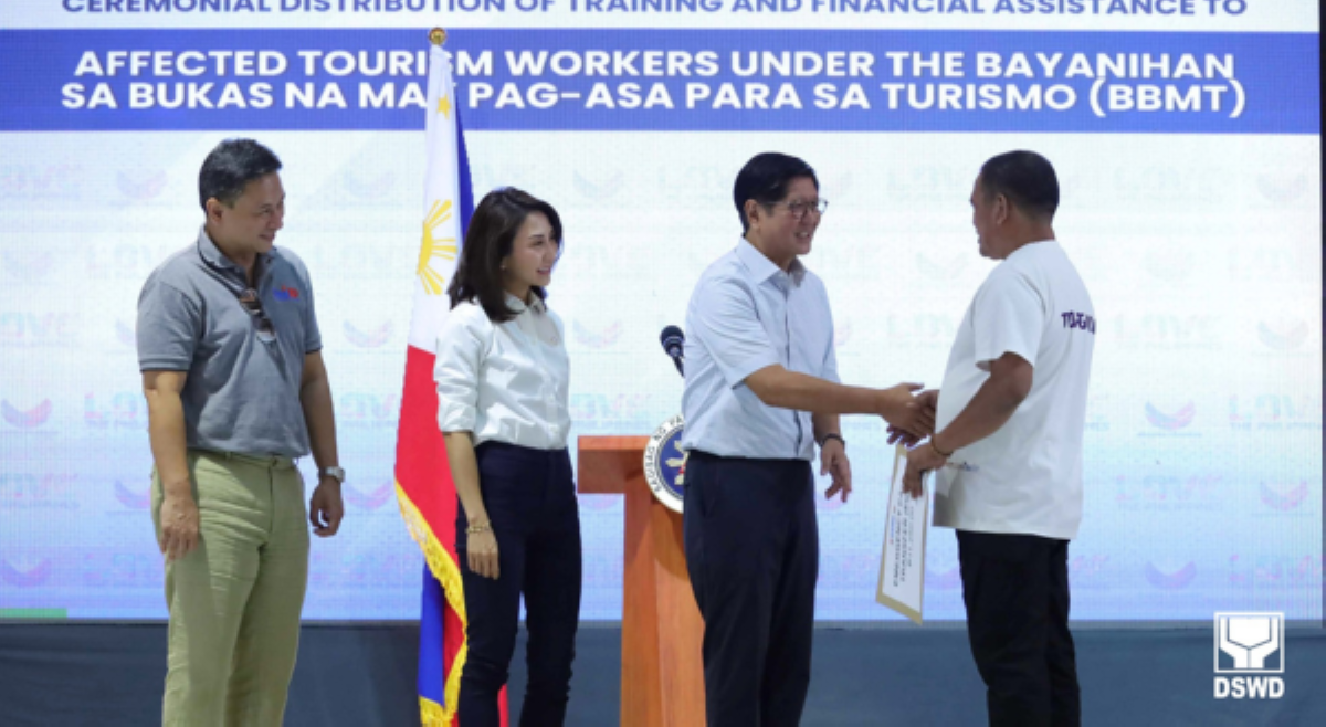 PBBM, pinangunahan ang cash-aid distribution sa mga tourism workers na naapektuhan ng bagyo