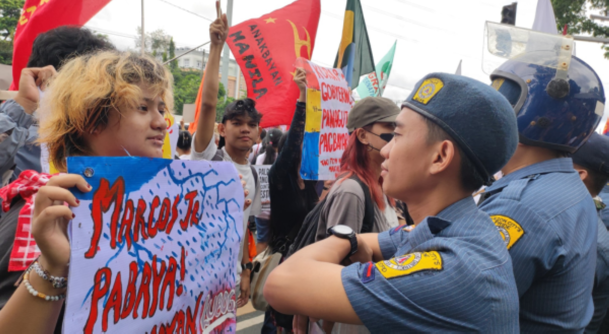 &lsquo;Iba na raw ang ipaglalaban?' Netizens, nilaro larawan ng nagkatitigang pulis at raliyista