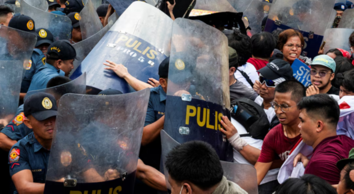 'Sa halagang P50!' Ebak ng tao, for sale para sa mga rally?