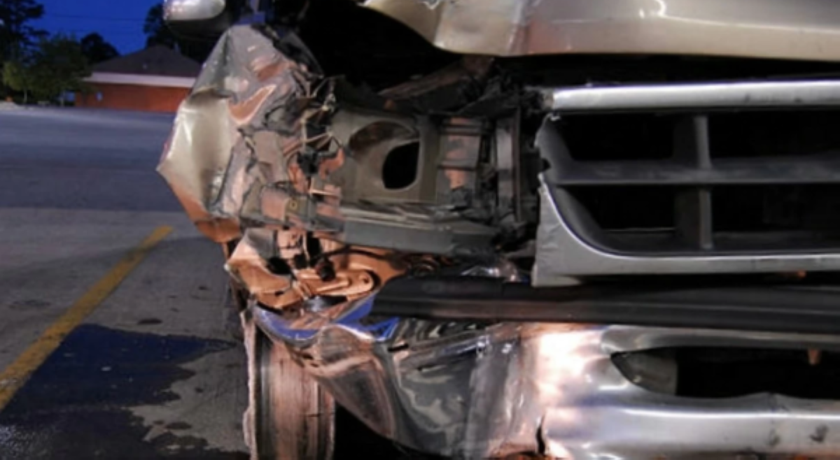Pickup truck, nahulog sa hukay ng MRT-7; driver, nakatulog daw?