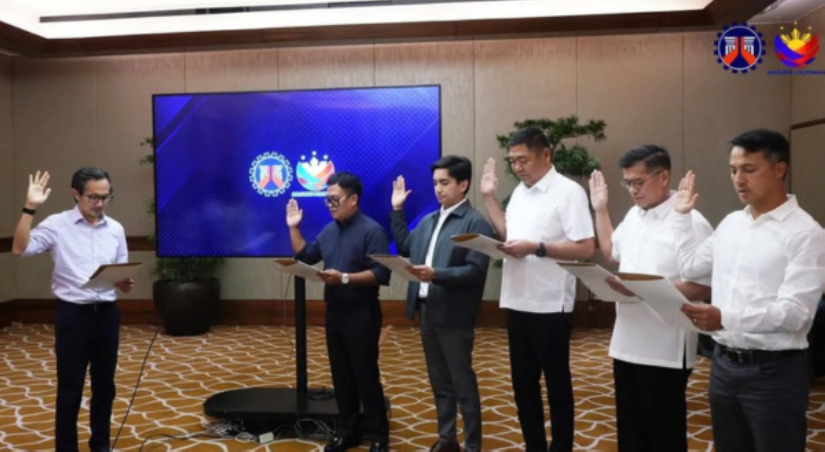 Mga bagong opisyal ng DPWH, opisyal nang nanumpa