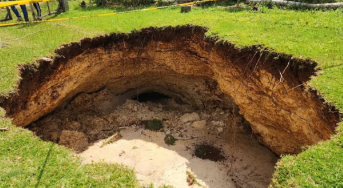Mahigit 30 sinkholes, lumitaw sa isang bayan sa Cebu