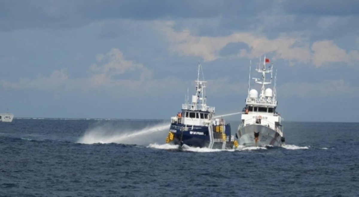 BFAR vessel binangga, binombahan ng tubig ng Chinese vessel sa Pag-asa Island