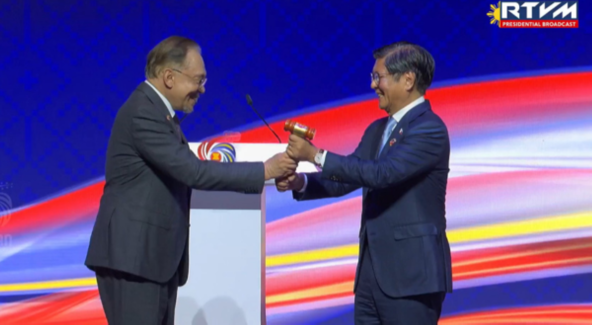 &lsquo;To my friend, Bongbong, good luck!&rsquo; Malaysia PM Ibrahim, ipinasa na ang ASEAN chairmanship kay PBBM