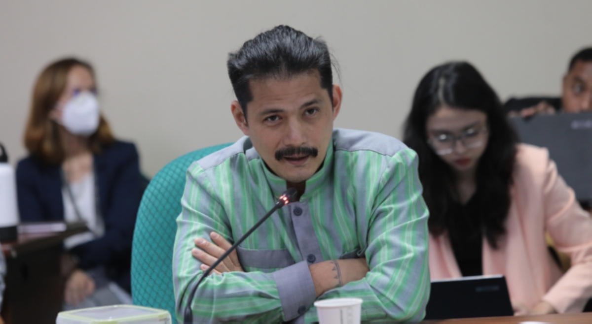 'Bago n'yo kami ipagkanulo para maipakulong, magbanat muna tayo ng buto!&rsquo;&mdash;Sen. Robin