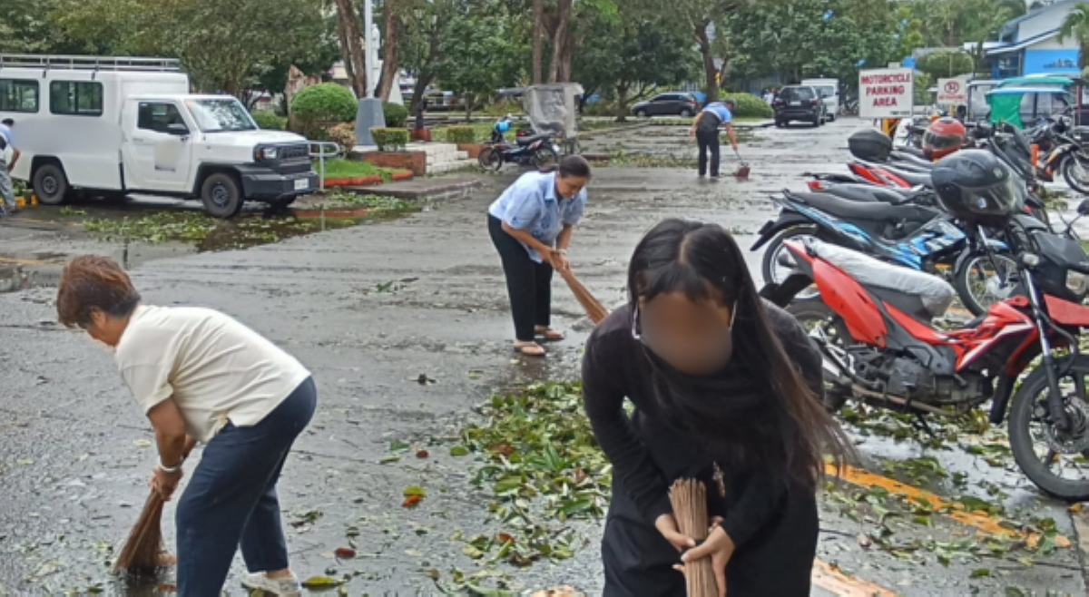 Naga City Mayor Leni Robredo naispatang nagwawalis sa clean-up drive, inulan ng reaksiyon!