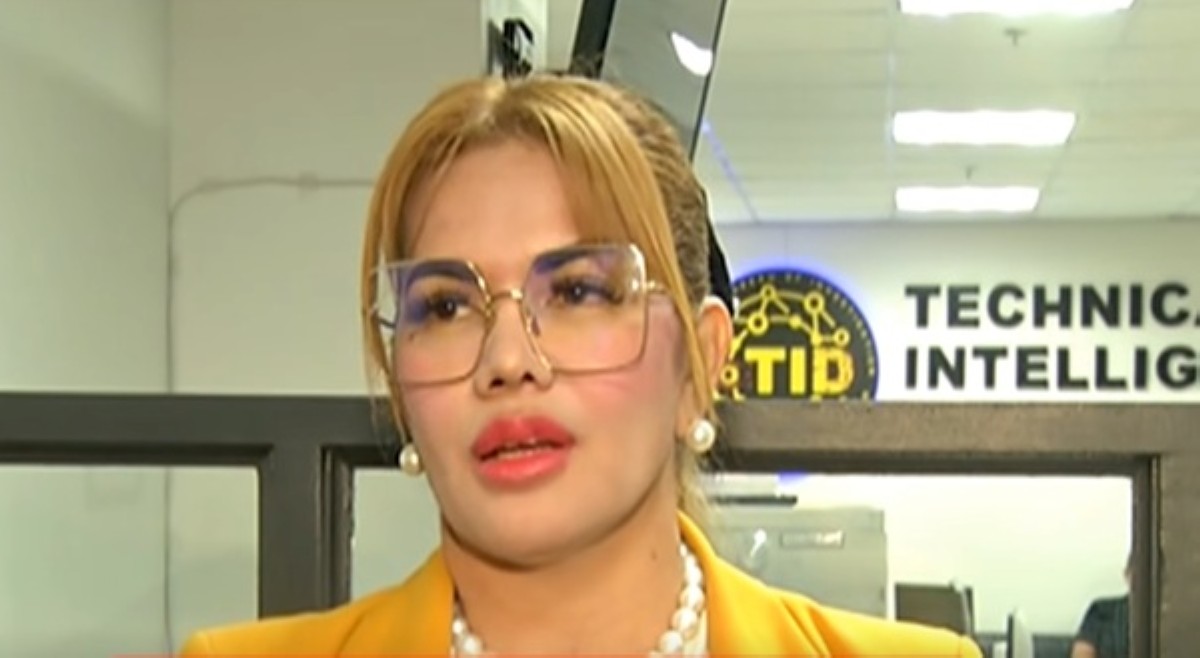 'Mukha lang akong artistahin, medyo maganda ako eh!'&mdash;Bansud vice mayor na dinawit sa inarestong DPWH engineer