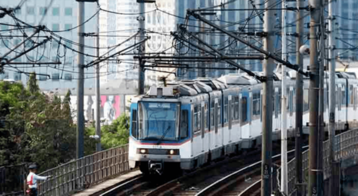 Ginawang race track? Lalaking tumalon, tumakbo sa riles ng MRT, bumengga sa mga sekyu!
