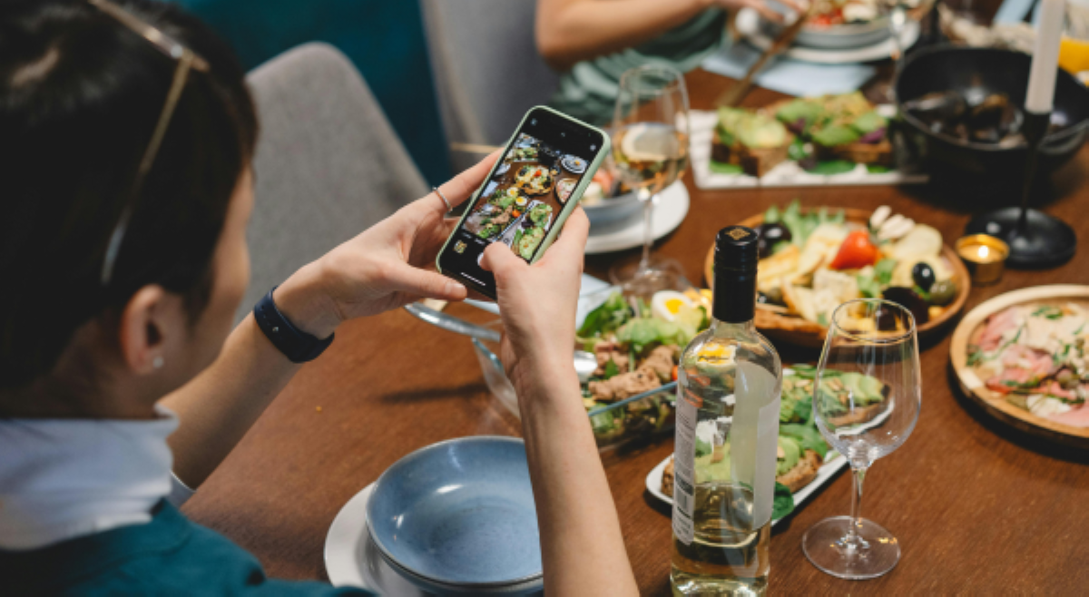 'Wag puro cell phones, gadgets sa harap ng hapag-kainan!'&mdash;CBCP