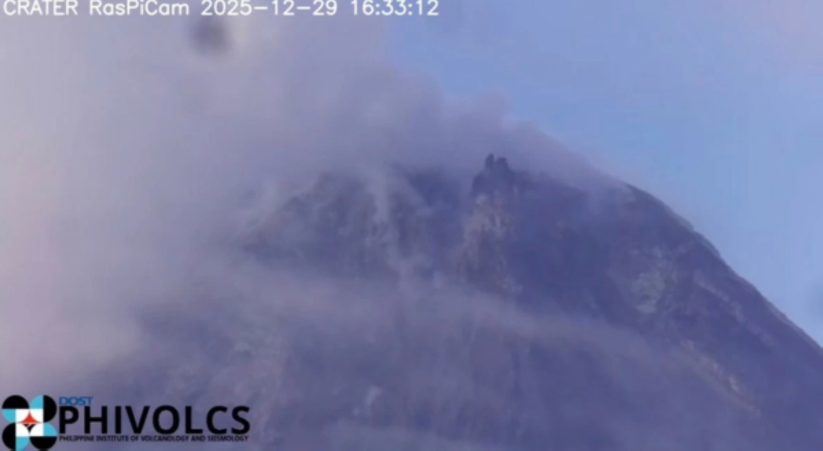 Unang pasabog sa 2026: Bulkang Mayon, nasa Alert Level 2!