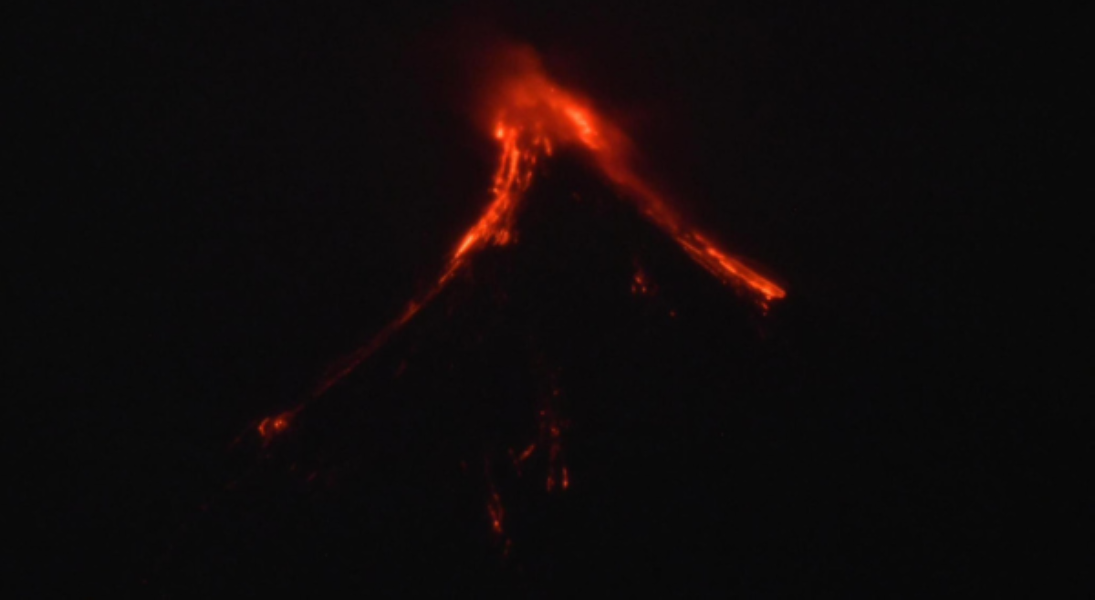 256 na pagguho ng mga bato at 41 PDCs, naitala sa Bulkang Mayon sa nagdaang 24 hours&ndash;Phivolcs
