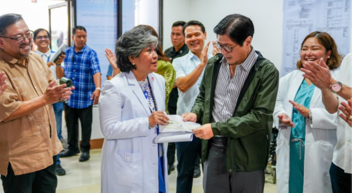 PBBM, personal na iniabot ₱5M-aid, equipment sa mga ospital sa Cebu