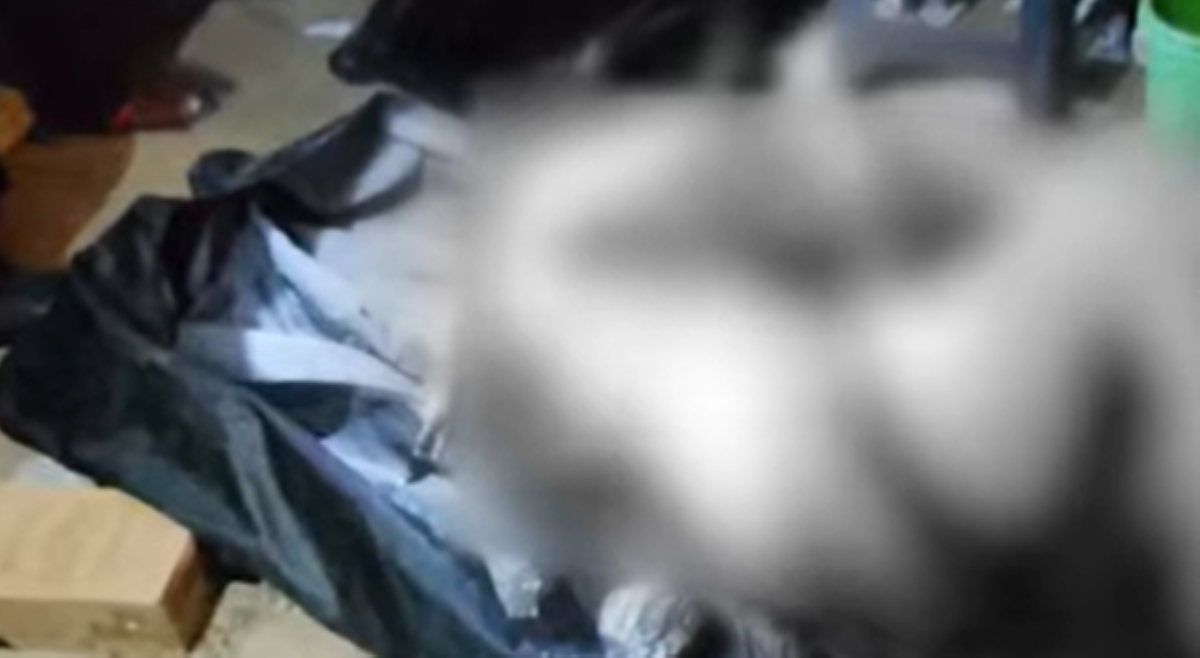 Bangkay ng babaeng binigti umano ng mister, natagpuang nakasilid sa ilalim ng kama!