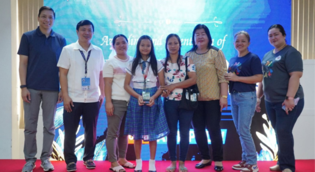 Anak ng construction worker, manggagapas ng damo, nakatanggap ng higit ₱200k scholarship grant!