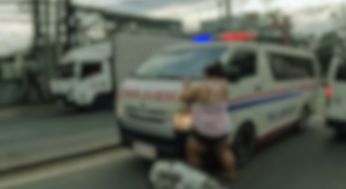 Babae, sugatan matapos mahagip ng ambulansya