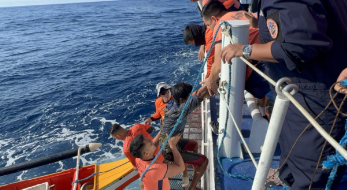 Mangingisdang limang araw nang nawawala, natagpuang buhay na palutang-lutang sa dagat!