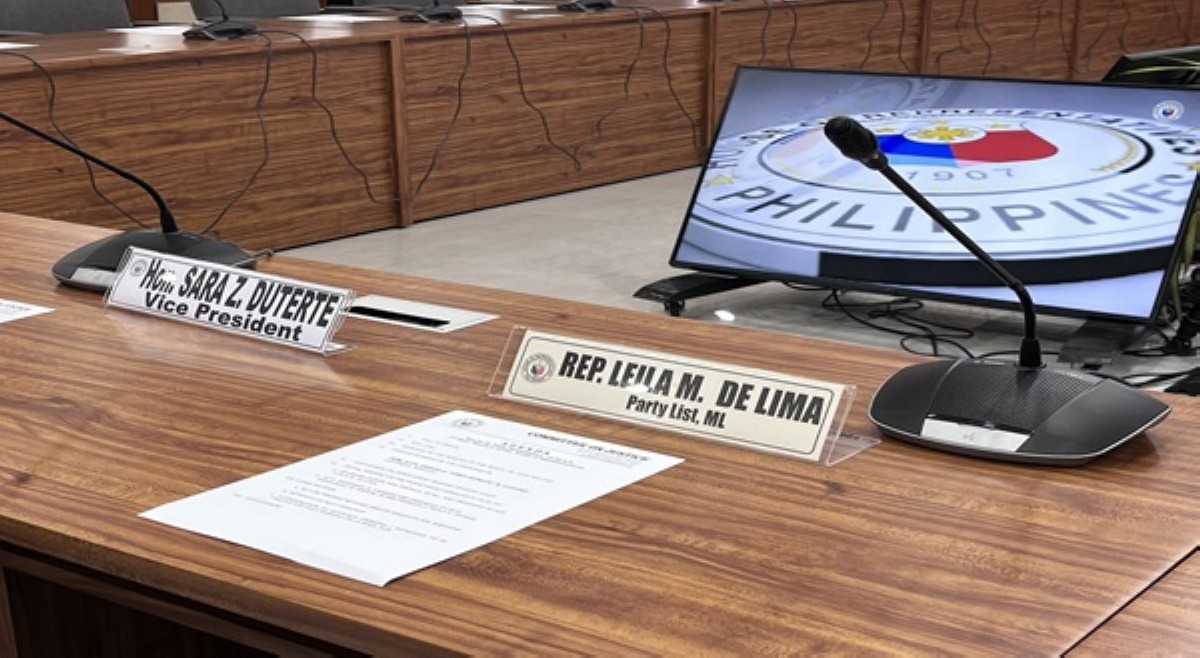 Katabi sana si De Lima! Nameplate ni VP Sara, nilagay pa rin kahit hindi sumipot sa impeachment hearing