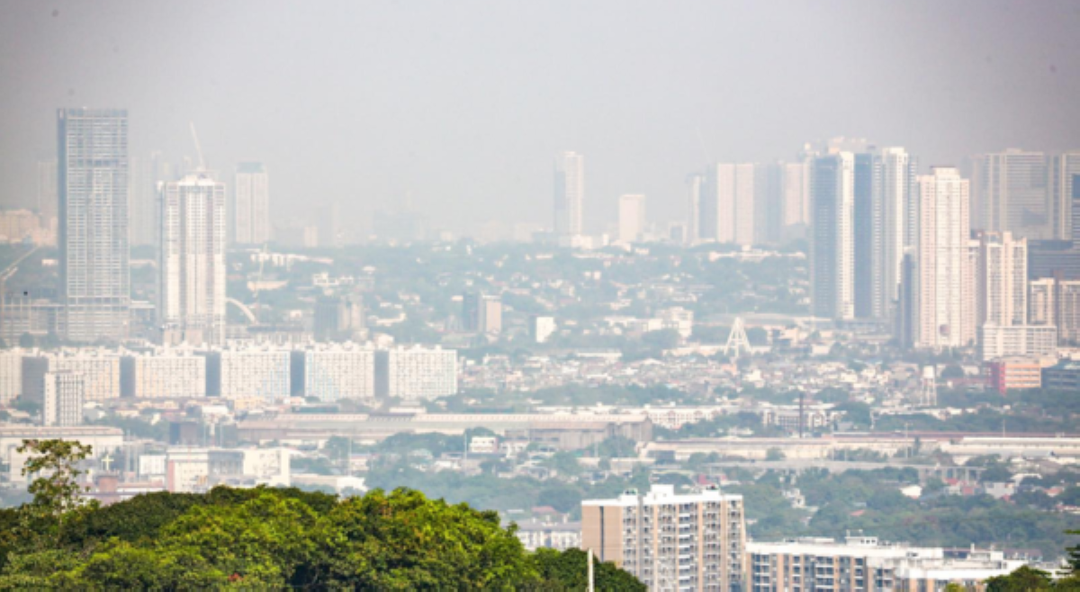 Environmental Bureau, nagbabala sa hanging dala ng nasunog na landfill sa Navotas