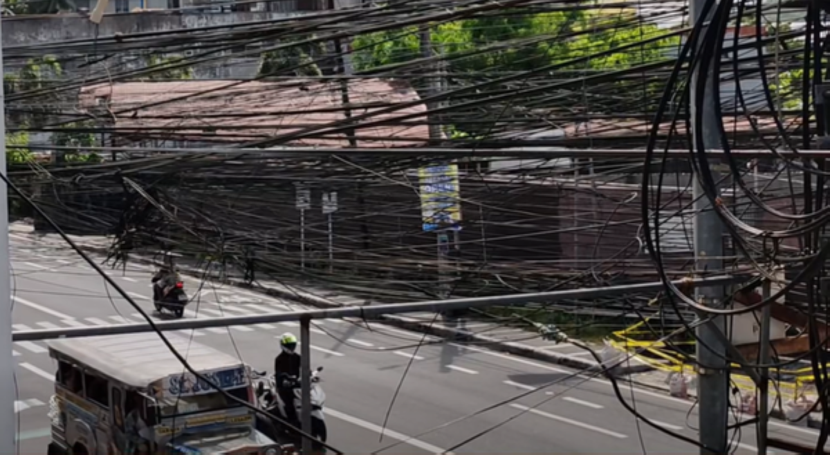 Lalaking angkas ng motor, patay matapos sumabit sa nakalaylay na kable sa kalye!