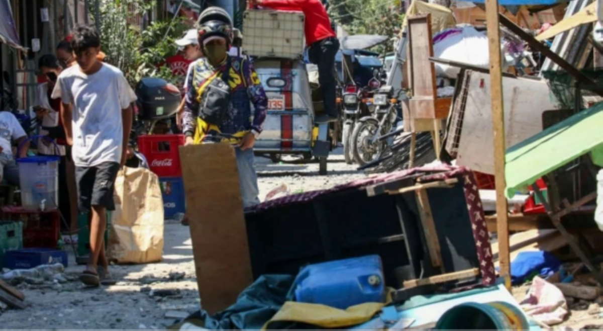 &lsquo;Di para manakot!' Taguig police, dumipensa sa presenya ng 'sniper' sa gitna ng demolisyon