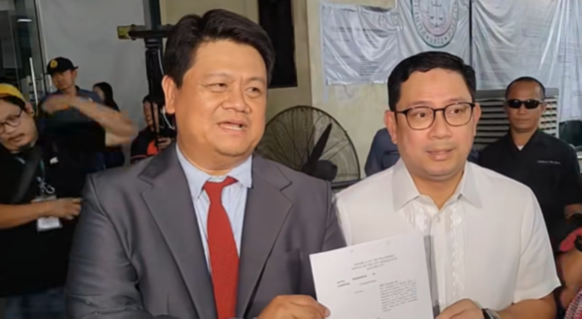Atty. Mans Carpio nagsampa ng reklamo; pilit daw siyang dinadamay sa impeachment!