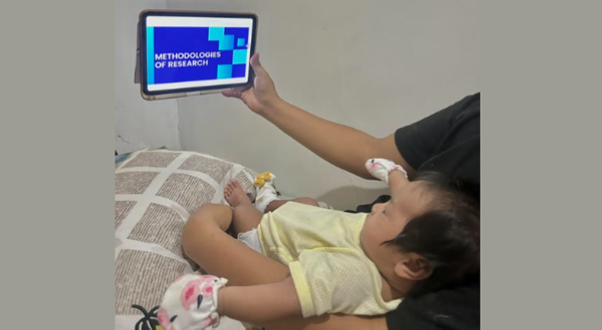 #BalitaExclusives: One-month baby na 'methodologies of research' na agad binabasa, kinaaliwan!