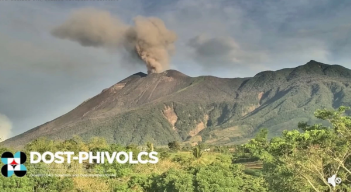 Kanlaon, bumuga ng abong aabot sa 1.2km ang taas